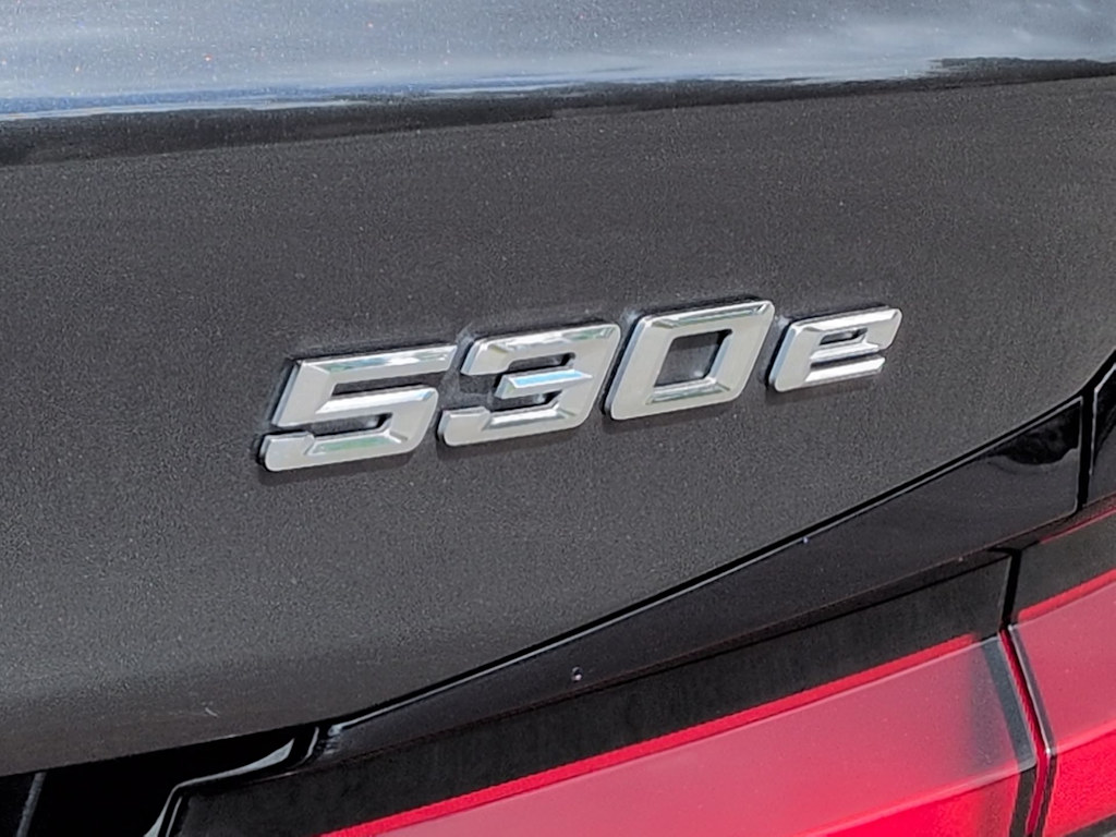Thumbnail: 2021 BMW 5 Series - 24