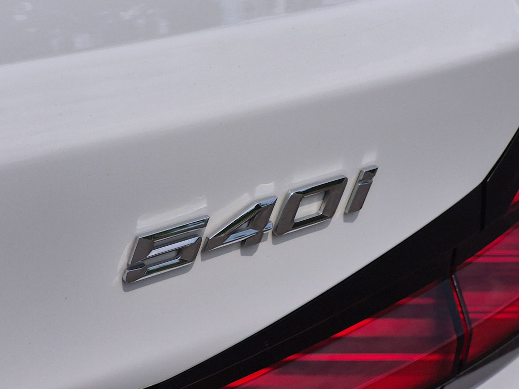 Thumbnail: 2021 BMW 5 Series - 25