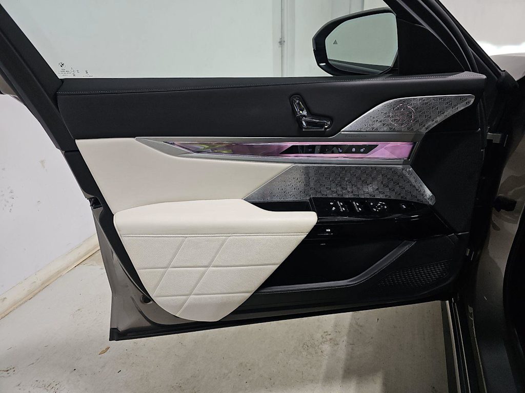 Thumbnail: 2023 BMW i7 - 14