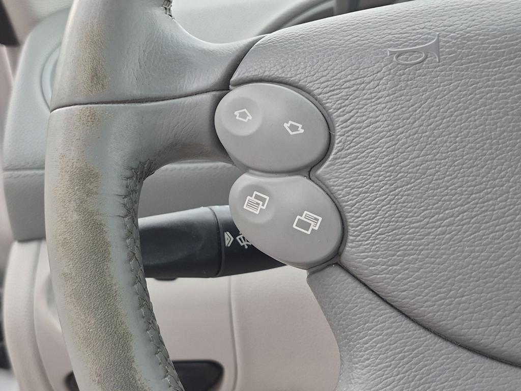 Thumbnail: 2003 Mercedes-Benz SL-Class - 24