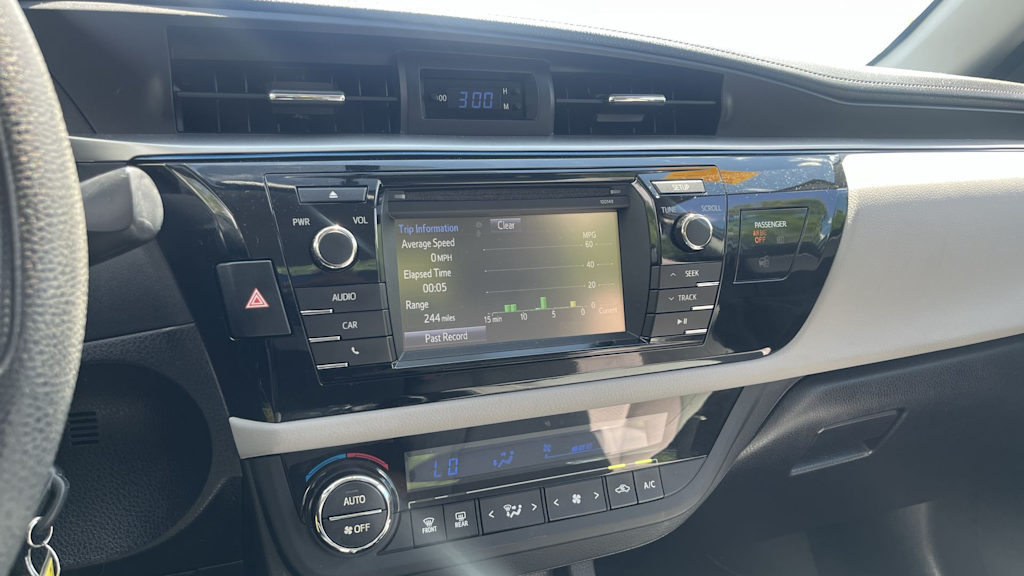 Thumbnail: 2015 Toyota Corolla - 15