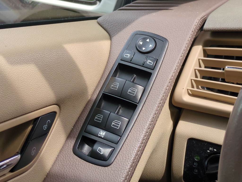 Thumbnail: 2009 Mercedes-Benz R-Class - 33