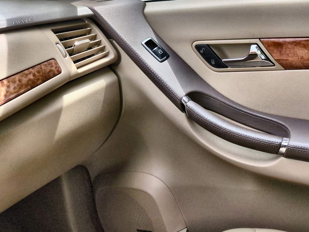 Thumbnail: 2009 Mercedes-Benz R-Class - 36