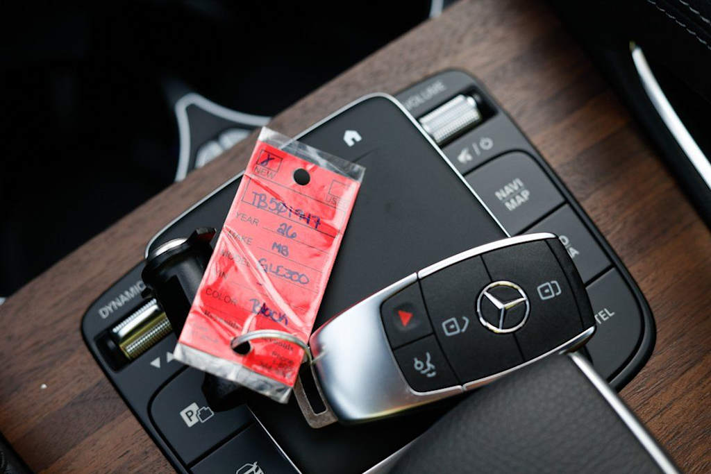 Thumbnail: 2026 Mercedes-Benz GLE - 16