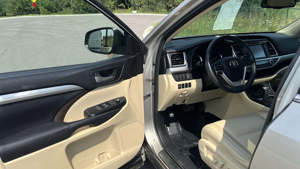 Thumbnail: 2016 Toyota Highlander - 14