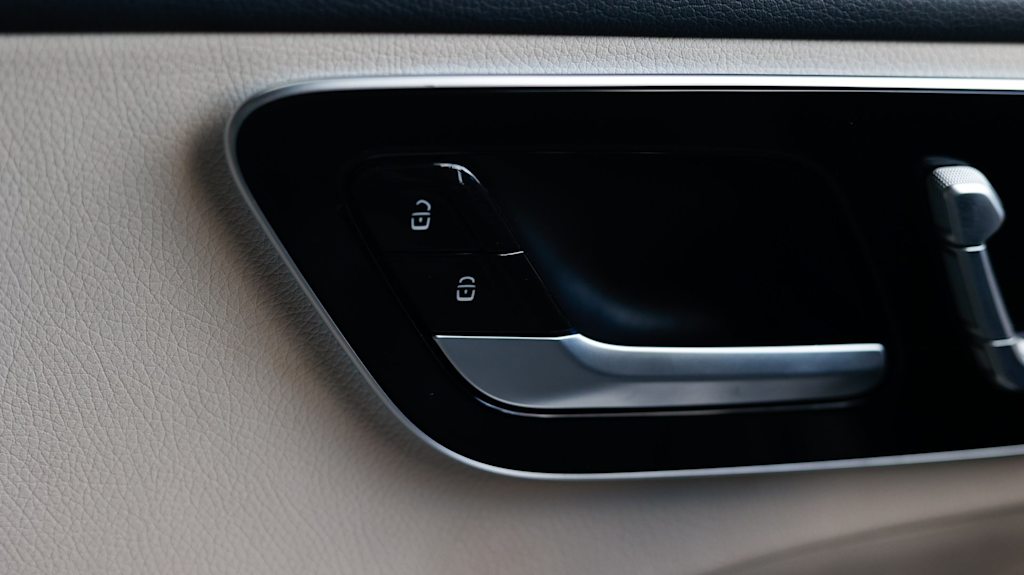 Thumbnail: 2023 Mercedes-Benz C-Class - 28