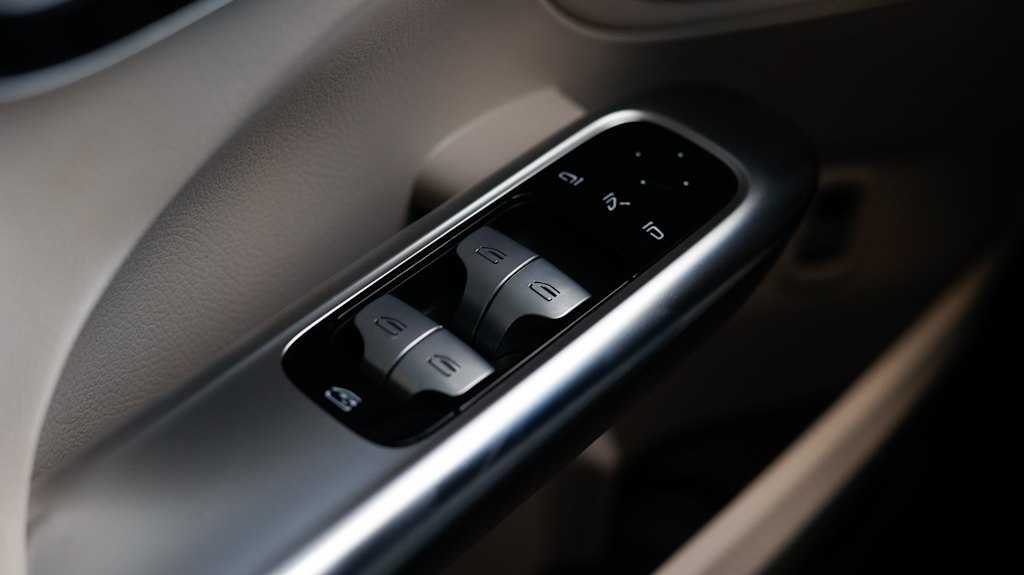 Thumbnail: 2023 Mercedes-Benz C-Class - 26