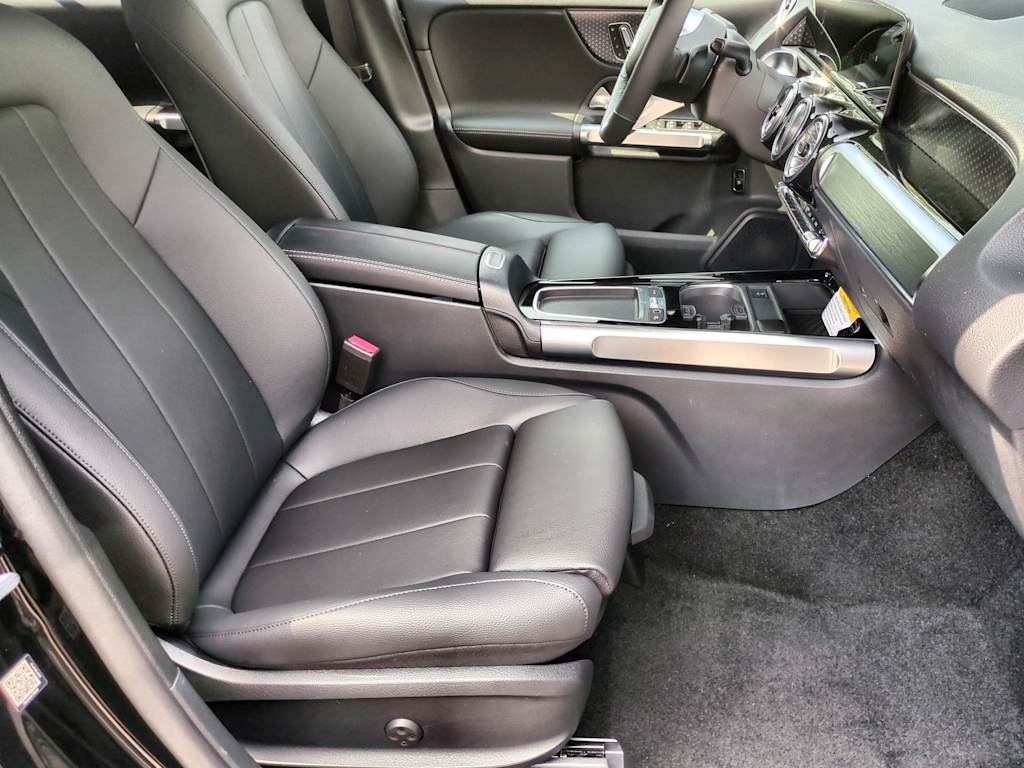 Thumbnail: 2025 Mercedes-Benz GLB - 12