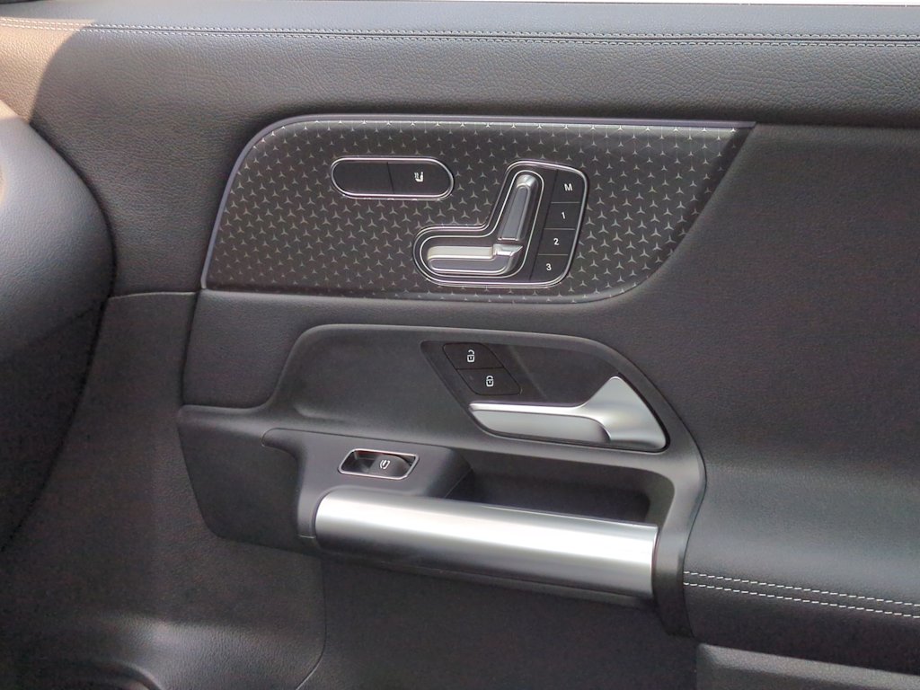 Thumbnail: 2025 Mercedes-Benz GLA - 32