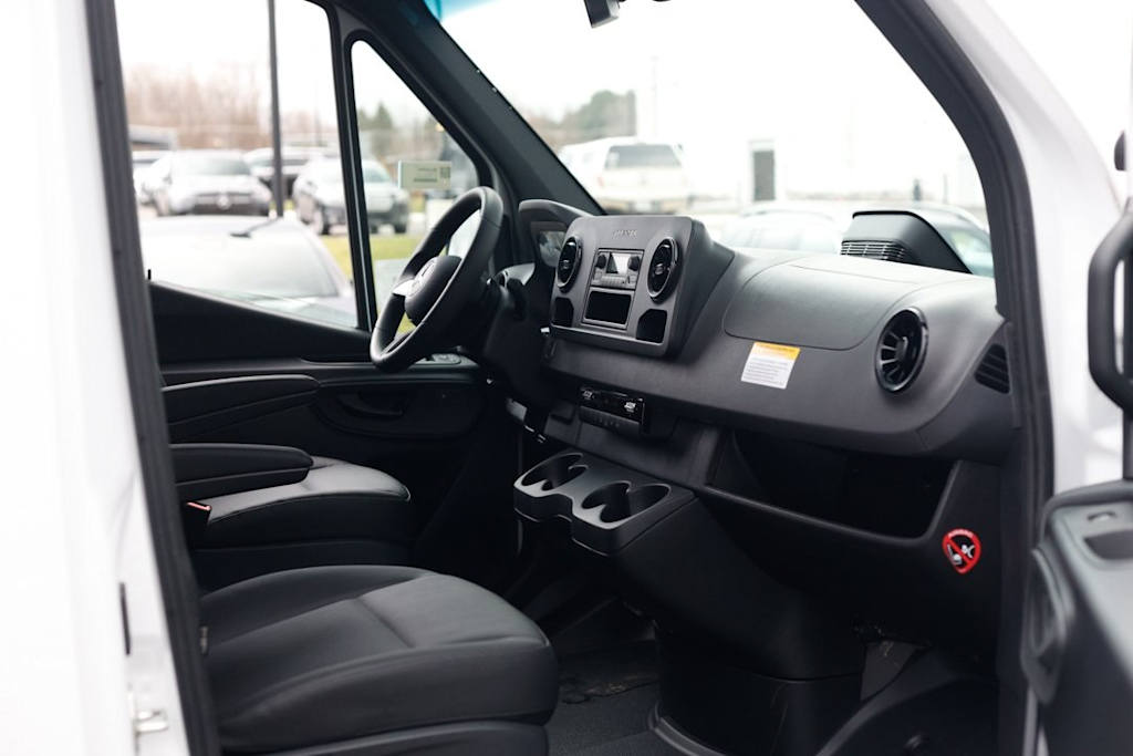 Thumbnail: 2025 Mercedes-Benz Sprinter - 7