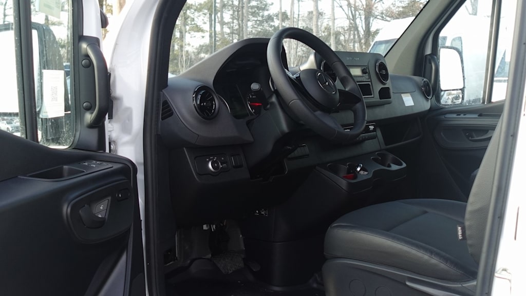 Thumbnail: 2025 Mercedes-Benz Sprinter - 21