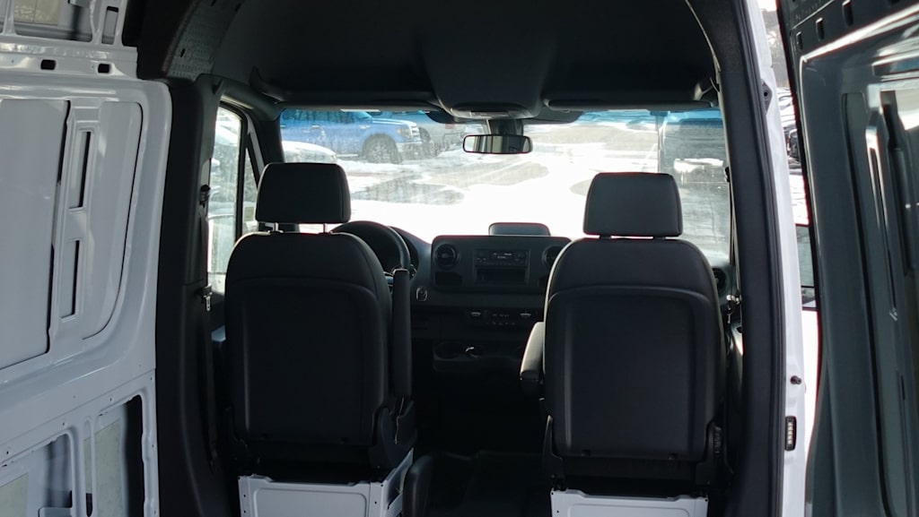 Thumbnail: 2025 Mercedes-Benz Sprinter - 9