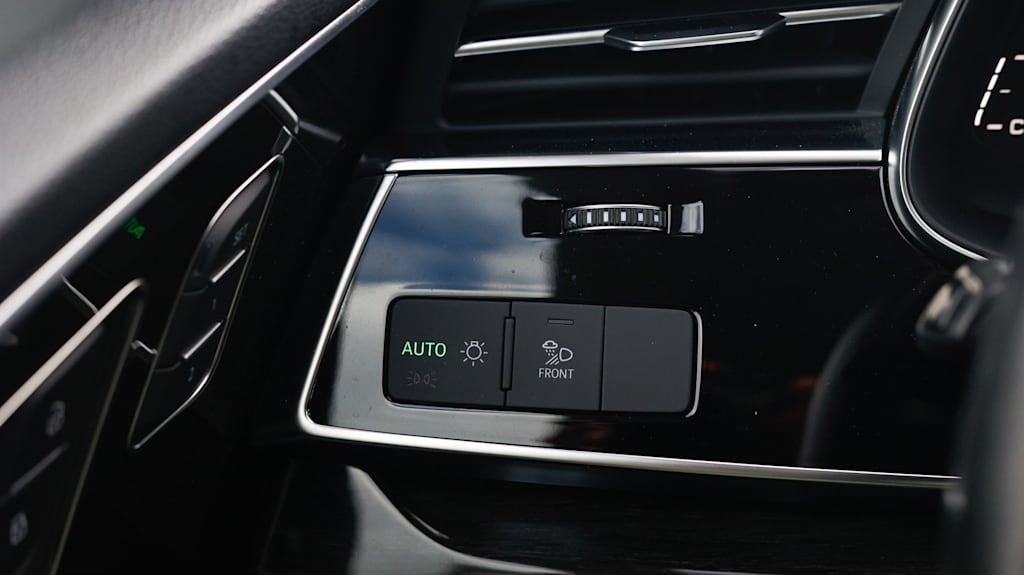 Thumbnail: 2023 Audi Q8 - 31