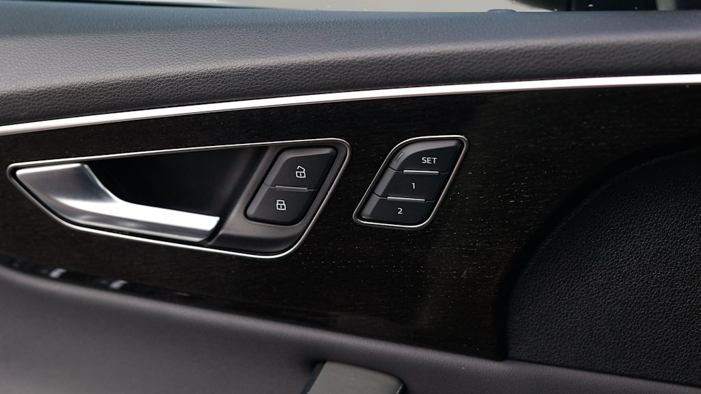 Thumbnail: 2023 Audi Q8 - 35