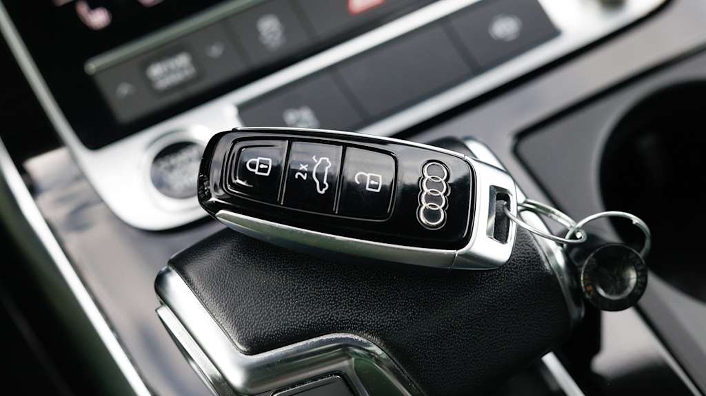 Thumbnail: 2023 Audi Q8 - 36