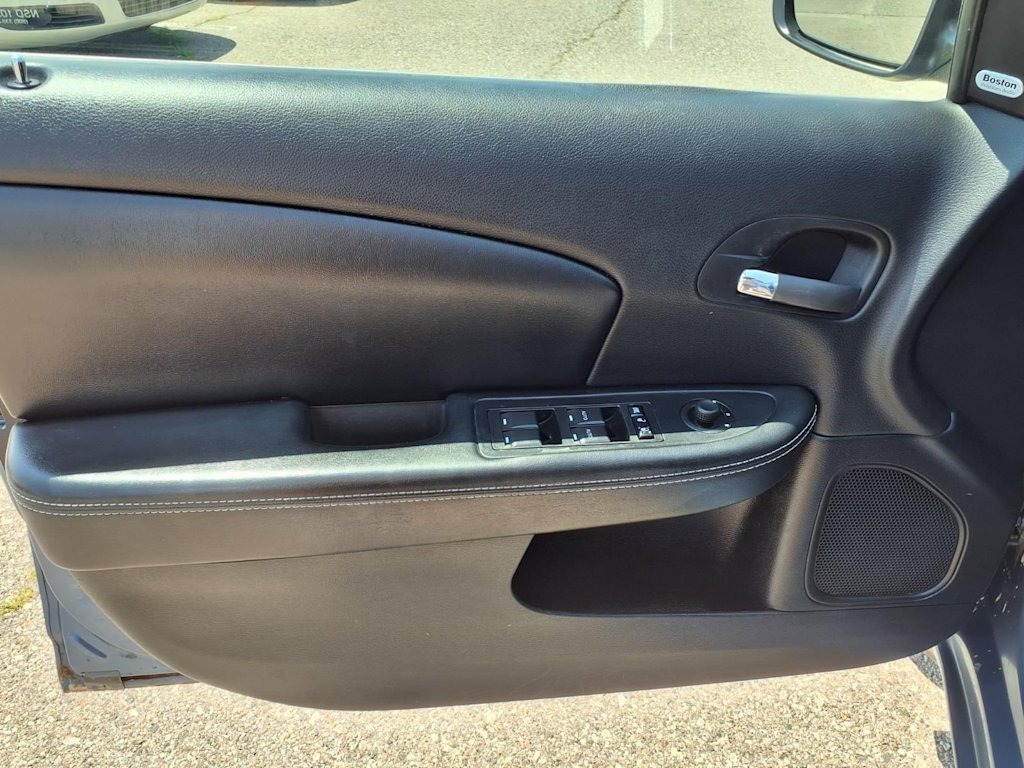 Thumbnail: 2011 Chrysler 200 - 18