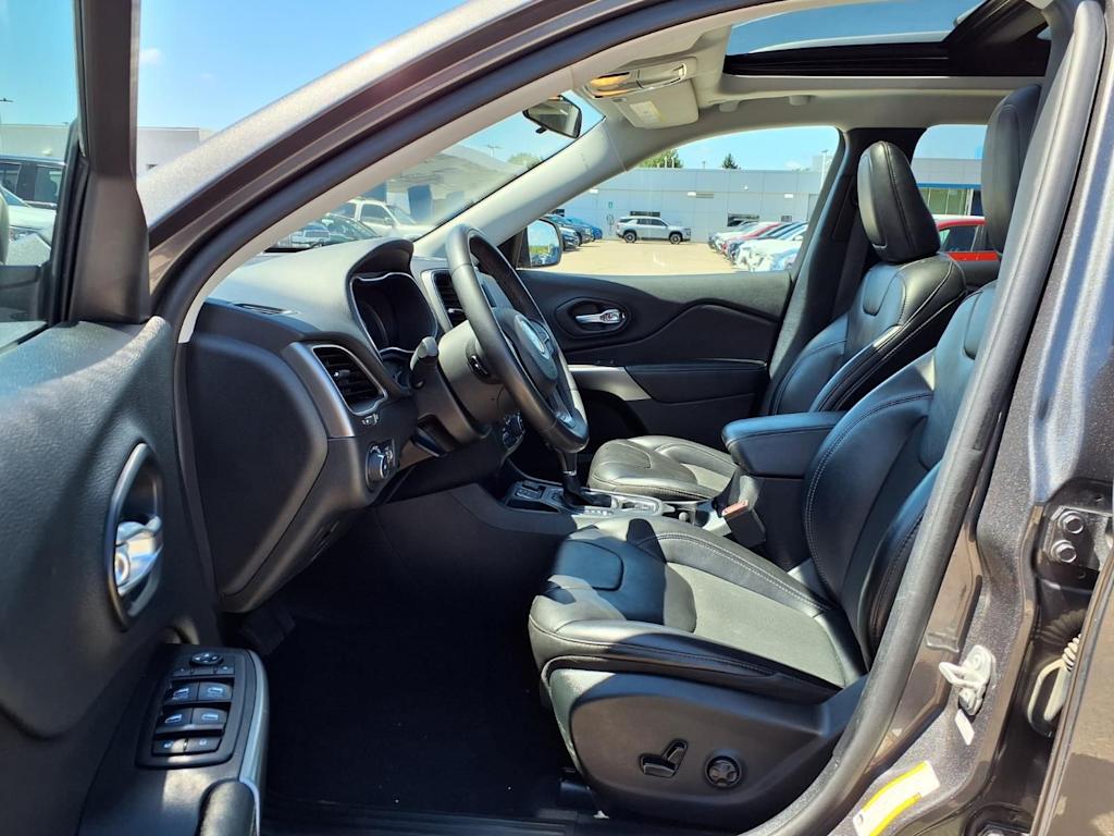 Thumbnail: 2020 Jeep Cherokee - 11