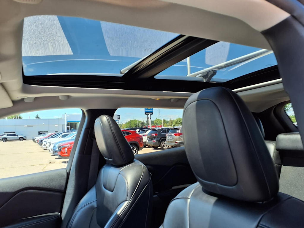 Thumbnail: 2020 Jeep Cherokee - 22