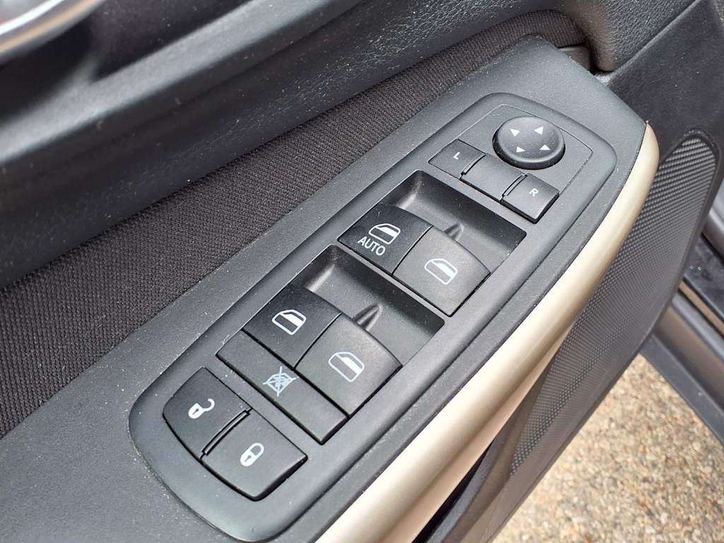 Thumbnail: 2017 Jeep Cherokee - 22