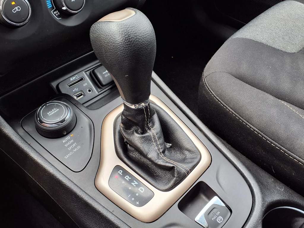 Thumbnail: 2017 Jeep Cherokee - 14