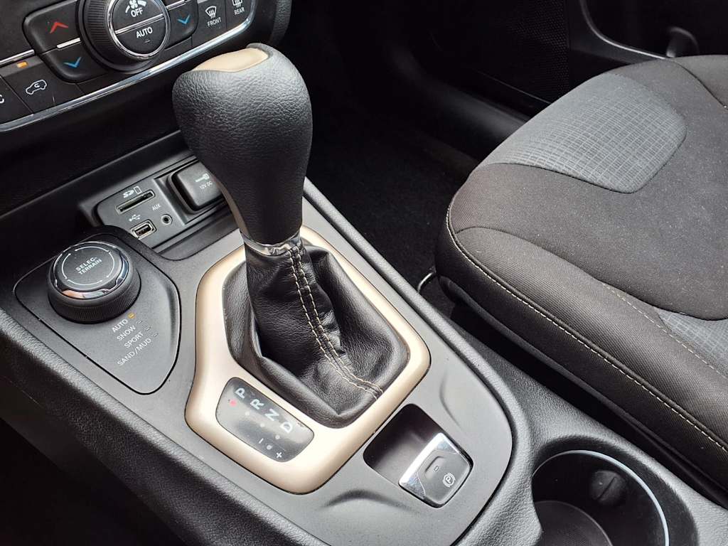 Thumbnail: 2016 Jeep Cherokee - 12