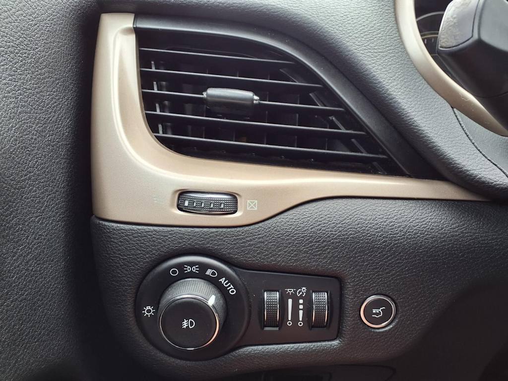 Thumbnail: 2016 Jeep Cherokee - 27