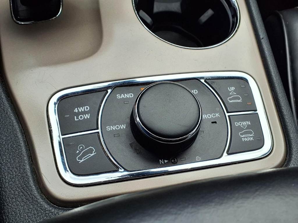 Thumbnail: 2015 Jeep Grand Cherokee - 25