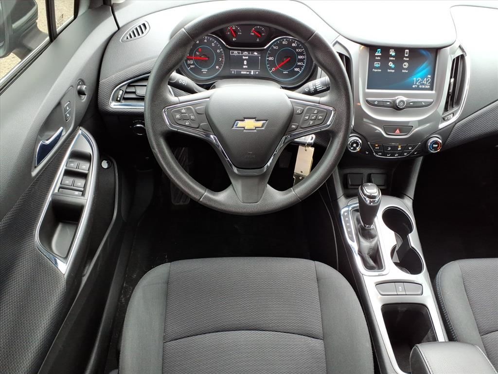 Thumbnail: 2017 Chevrolet Cruze - 8