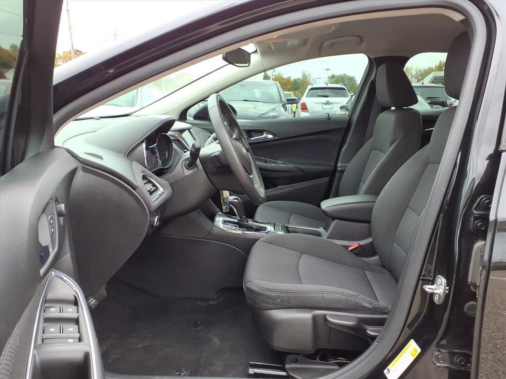 Thumbnail: 2017 Chevrolet Cruze - 10