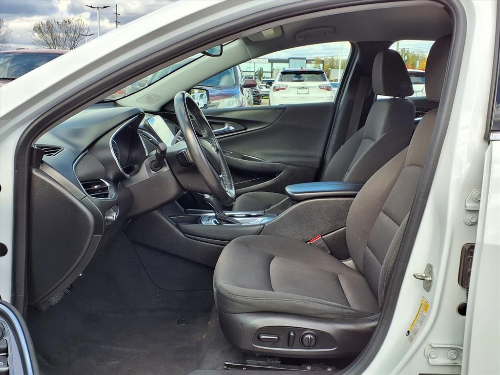 Thumbnail: 2018 Chevrolet Malibu - 9