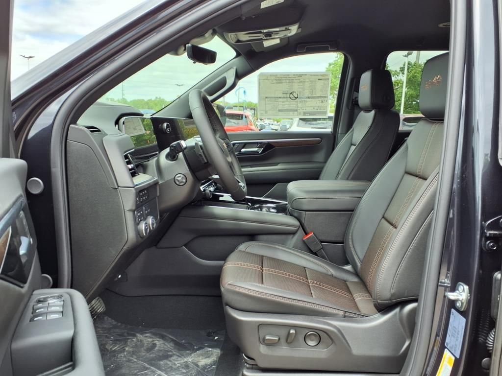 Thumbnail: 2025 Chevrolet Suburban - 9