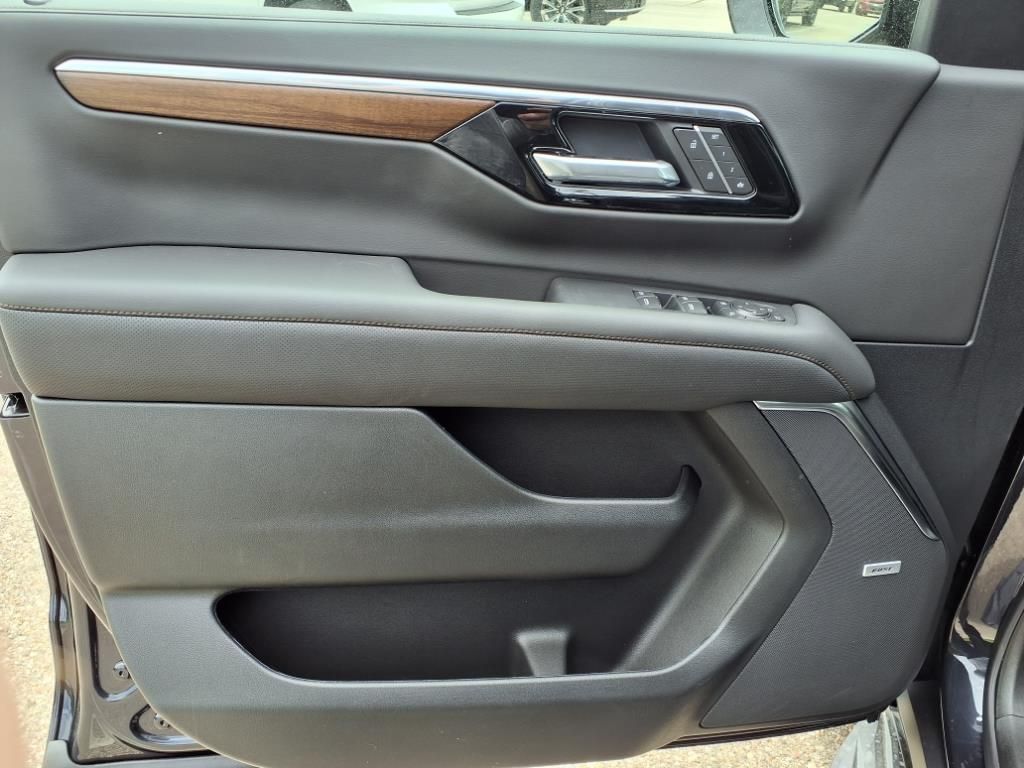 Thumbnail: 2025 Chevrolet Suburban - 15