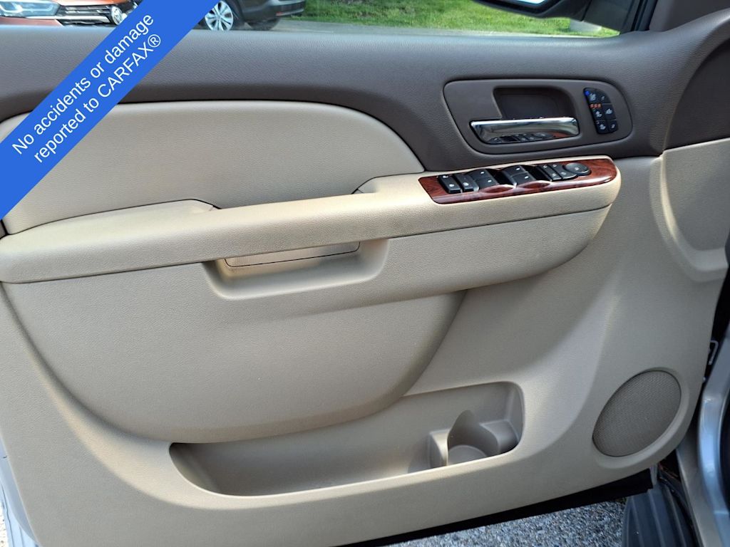 Thumbnail: 2010 Chevrolet Tahoe - 18