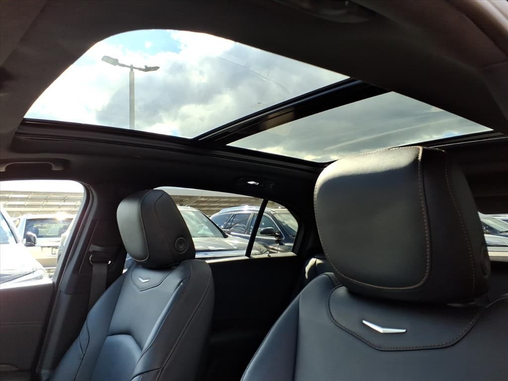 Thumbnail: 2023 Cadillac XT4 - 21