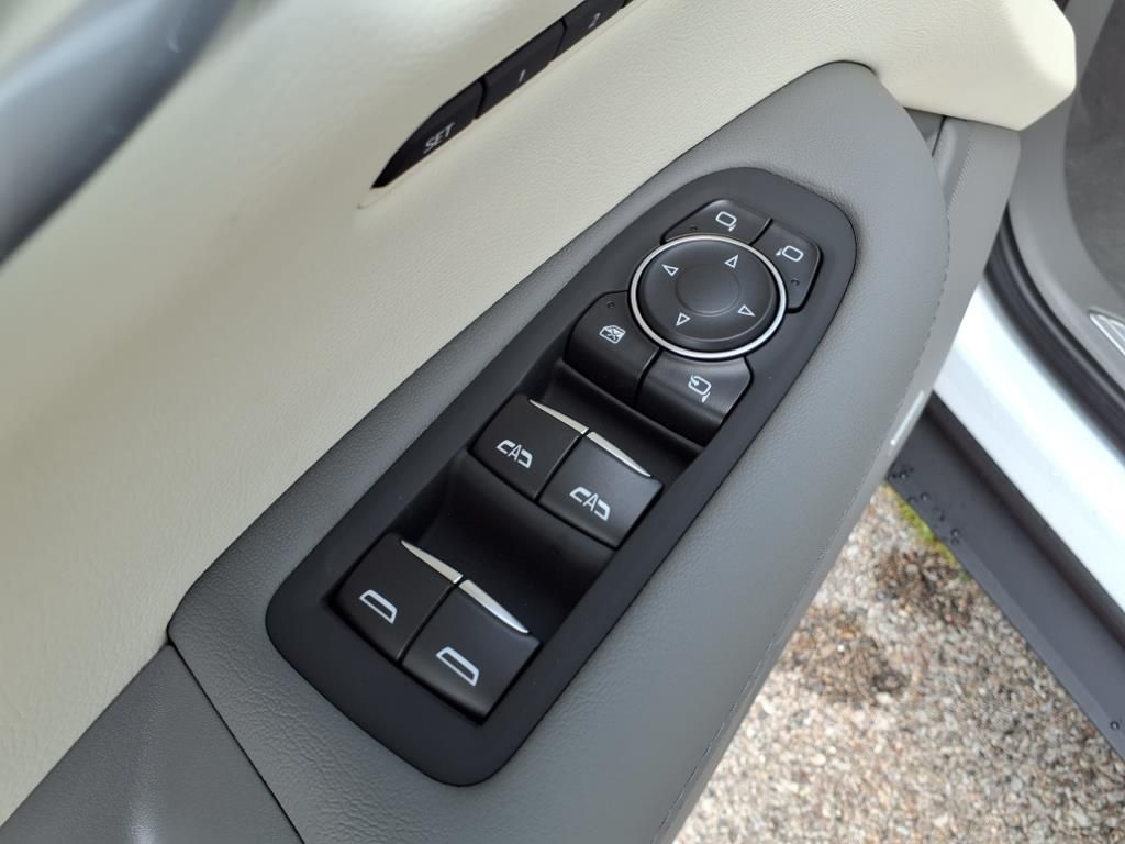 Thumbnail: 2025 Cadillac XT5 - 17