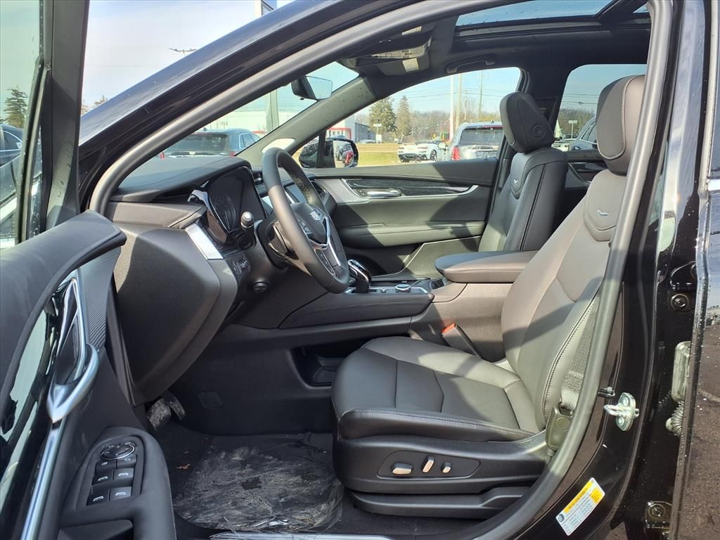 Thumbnail: 2026 Cadillac XT5 - 9