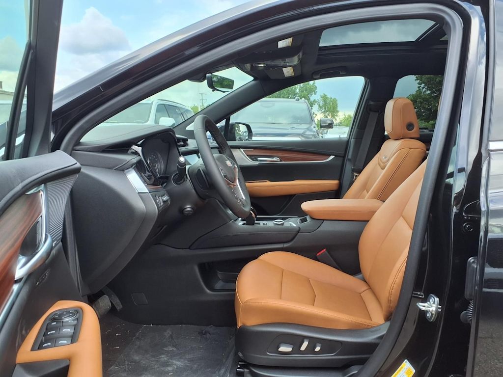 Thumbnail: 2026 Cadillac XT5 - 8