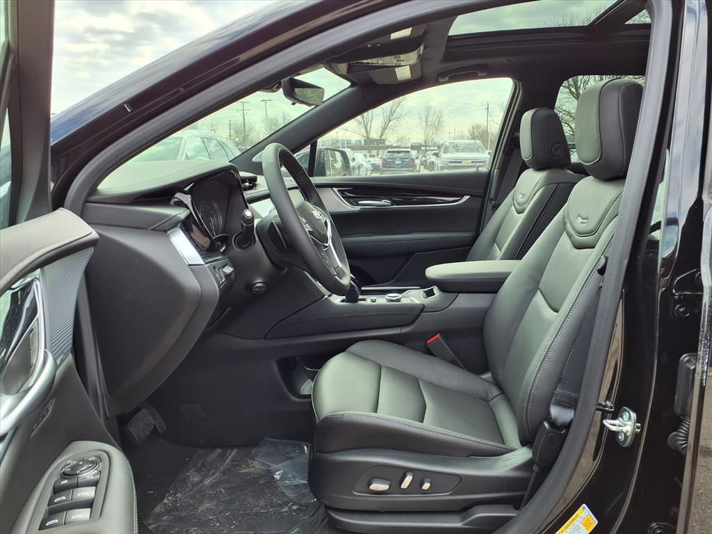 Thumbnail: 2026 Cadillac XT5 - 9