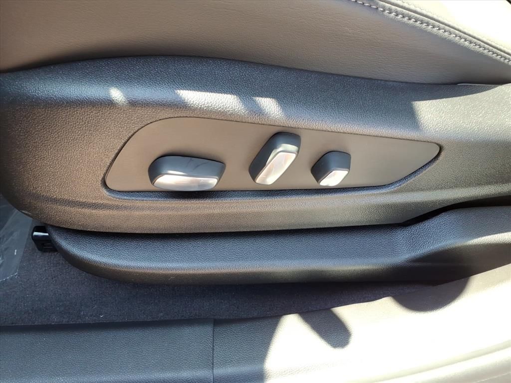 Thumbnail: 2025 Cadillac XT6 - 17