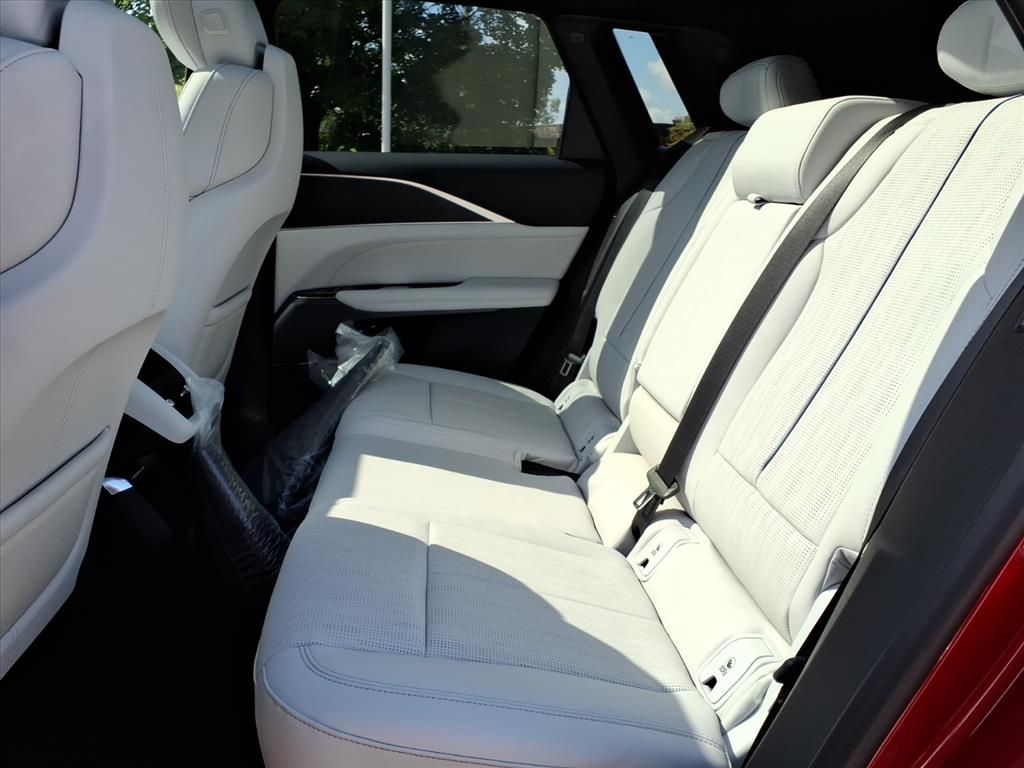 Thumbnail: 2026 Cadillac Lyriq - 8