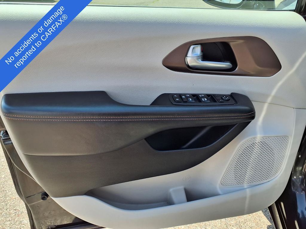 Thumbnail: 2018 Chrysler Pacifica - 19
