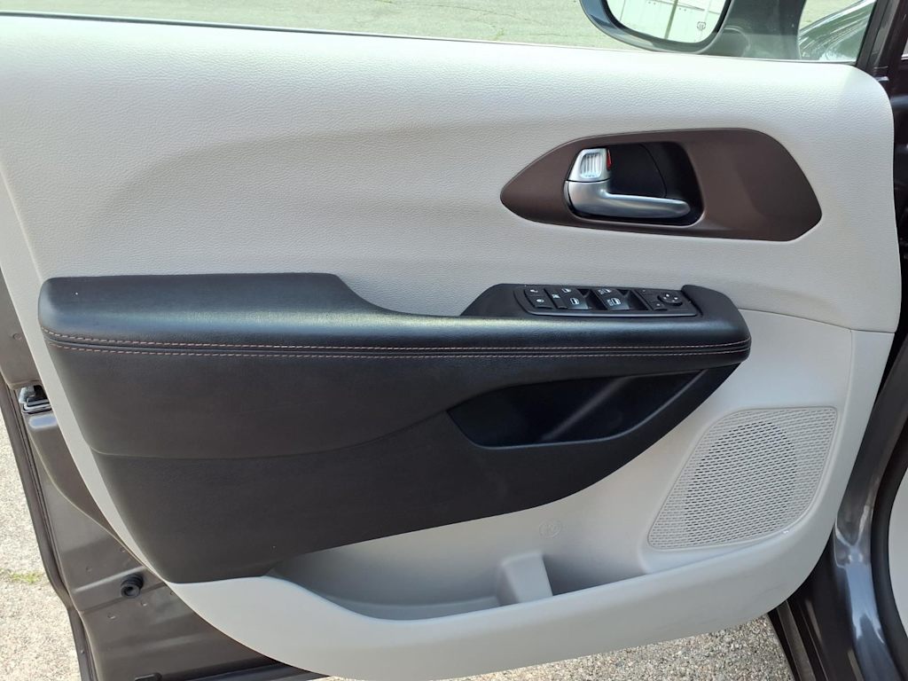 Thumbnail: 2019 Chrysler Pacifica - 19