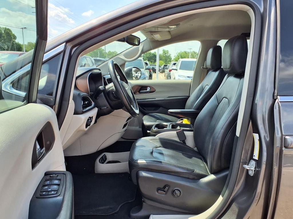 Thumbnail: 2019 Chrysler Pacifica - 9
