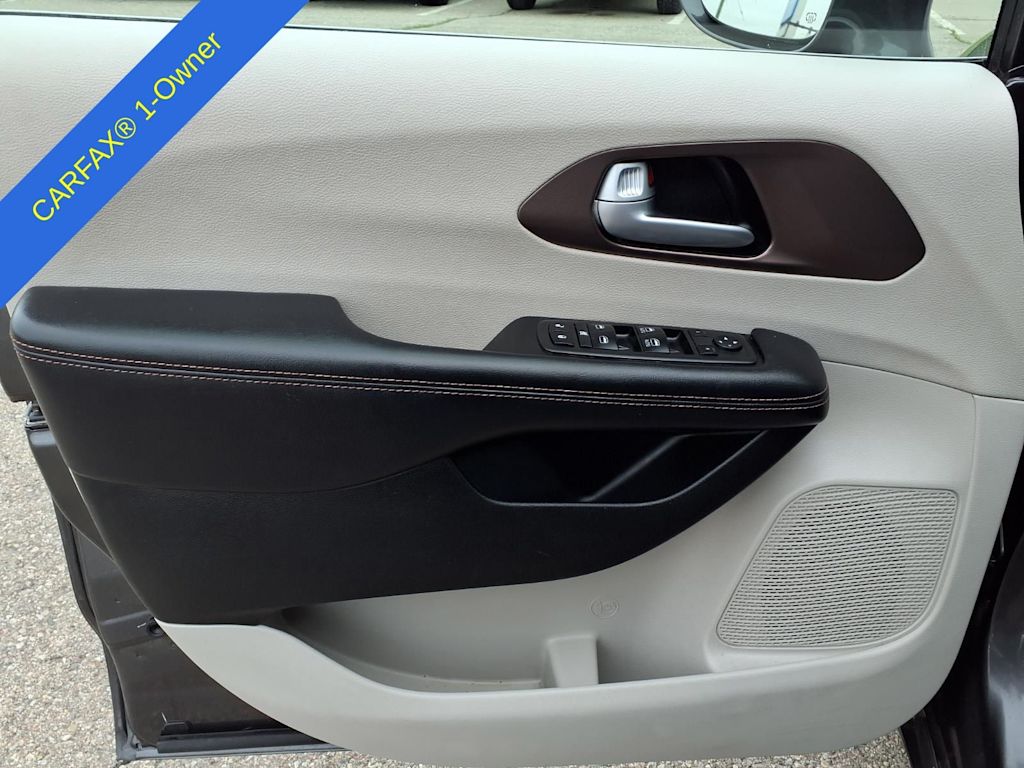 Thumbnail: 2018 Chrysler Pacifica - 18