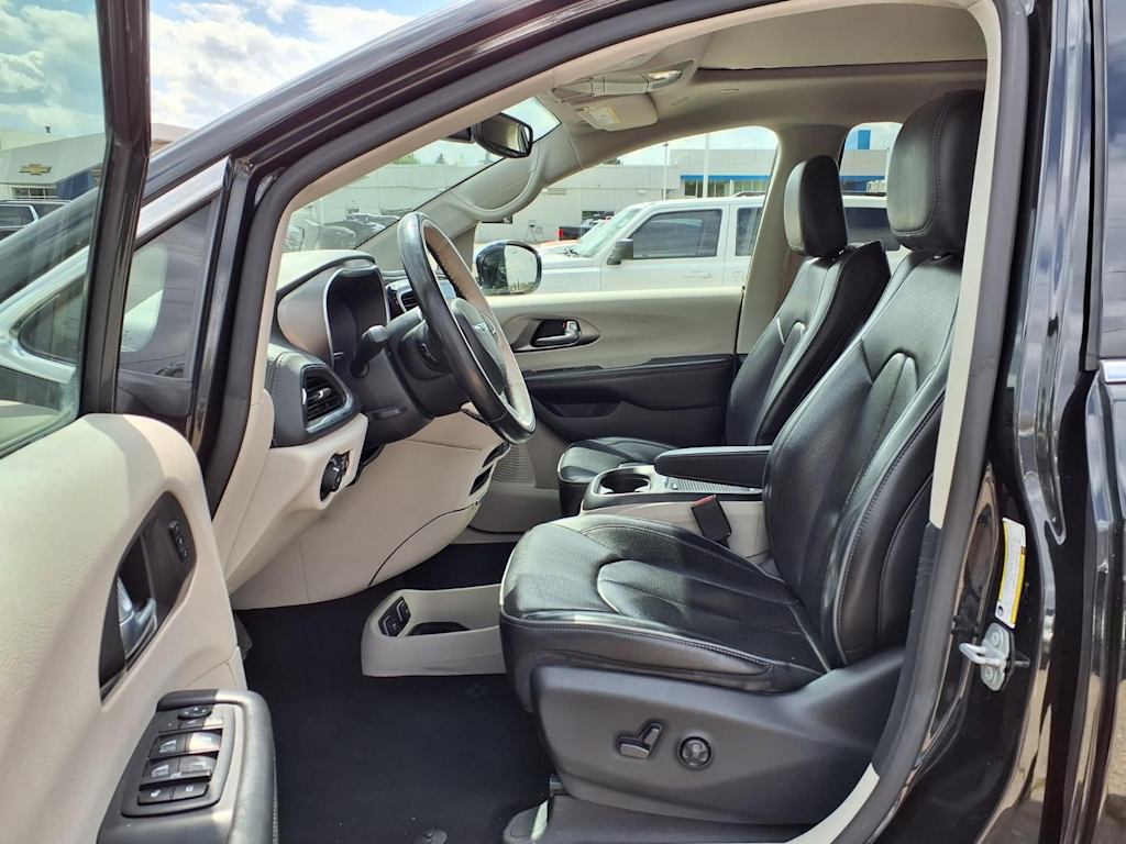 Thumbnail: 2019 Chrysler Pacifica - 9