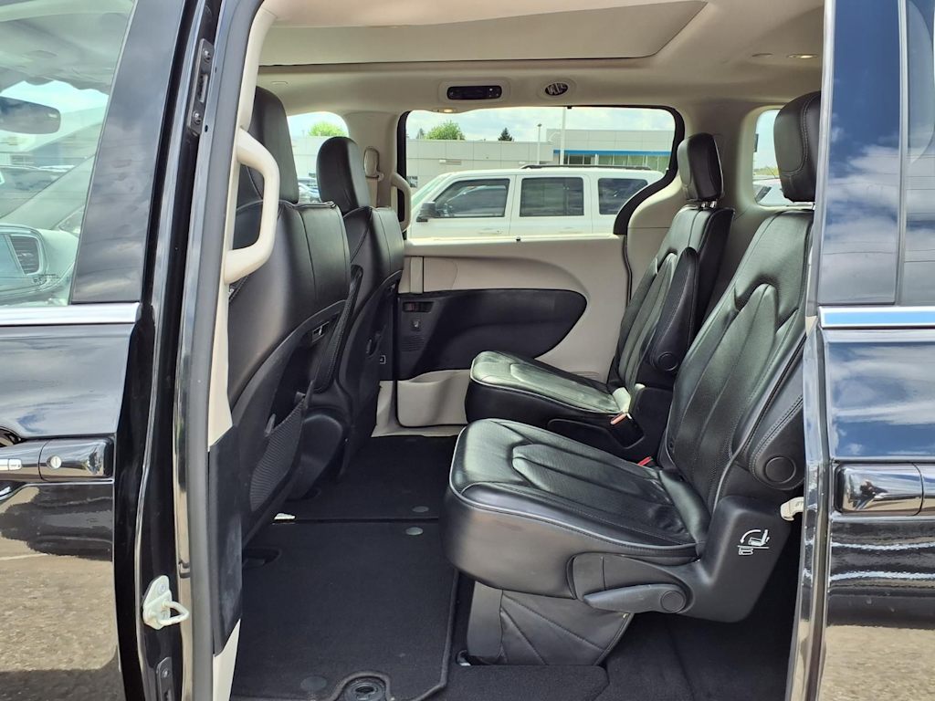 Thumbnail: 2019 Chrysler Pacifica - 10