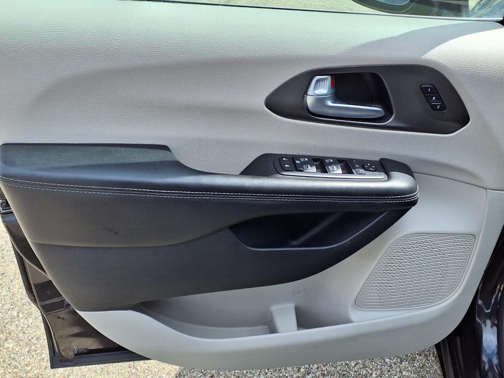 Thumbnail: 2019 Chrysler Pacifica - 19