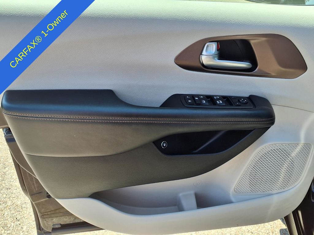 Thumbnail: 2017 Chrysler Pacifica - 21