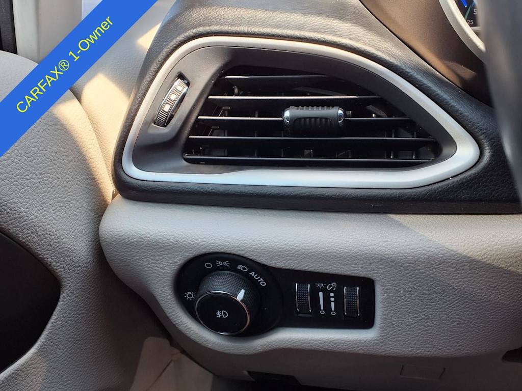 Thumbnail: 2017 Chrysler Pacifica - 28