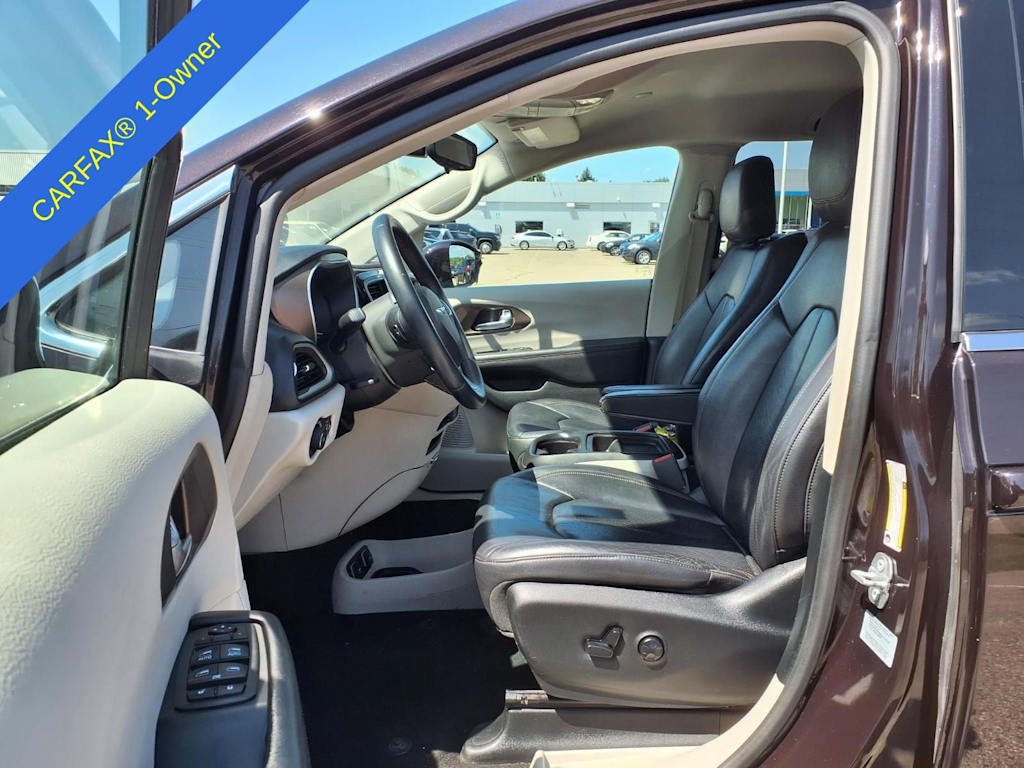 Thumbnail: 2017 Chrysler Pacifica - 10